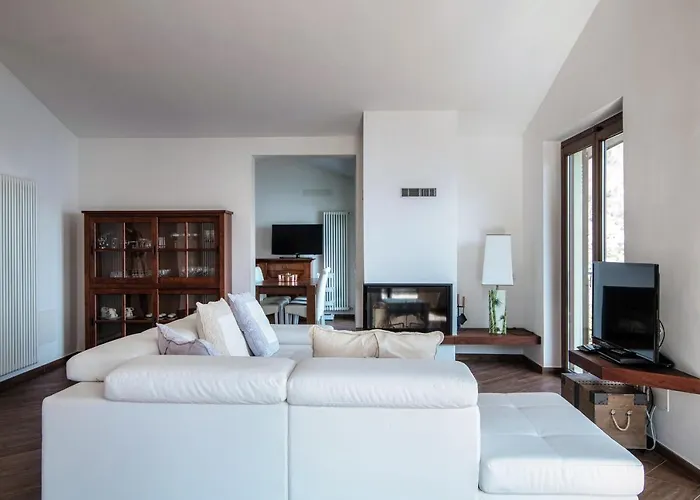 Wonderful View - By Myhomeincomo Feriehus *